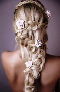Acconciatura-romantica-da-sposa-2015-con-treccia-a-serpentina-e-fiori