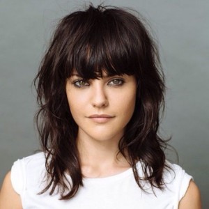 Capelli-lunghezza-media-taglio-shag-mosso-con-frangia-folta