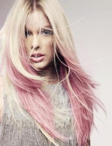 capelli-biondo-platino-con-ciuffi-rosa_1