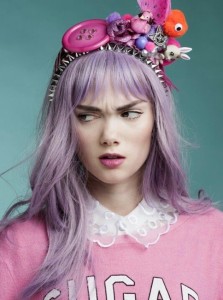 capelli-lilla-con-frangia-e-cerchietto